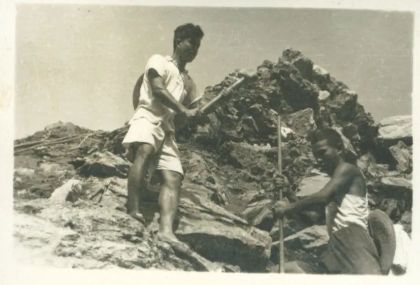 图二  1958年在周口店龙骨山参加田野实习，右为李伯谦.jpg
