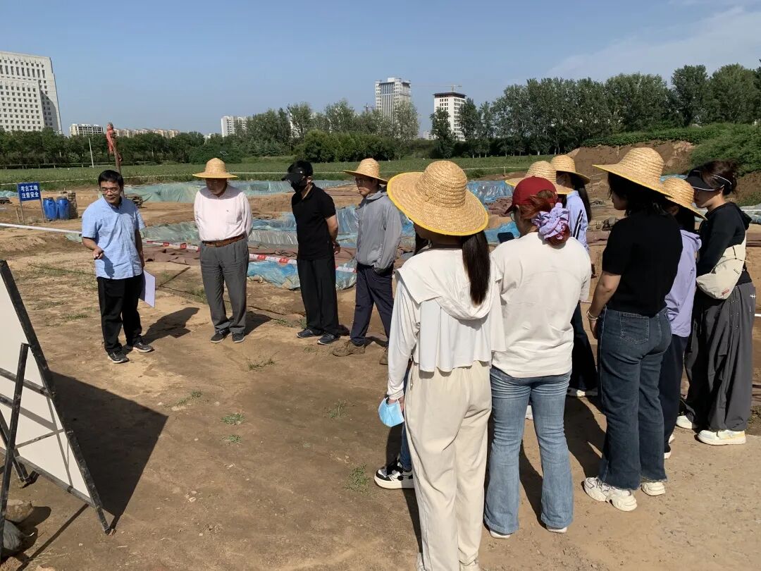 12 古城村遗址东北拐角发掘区考察.jpg