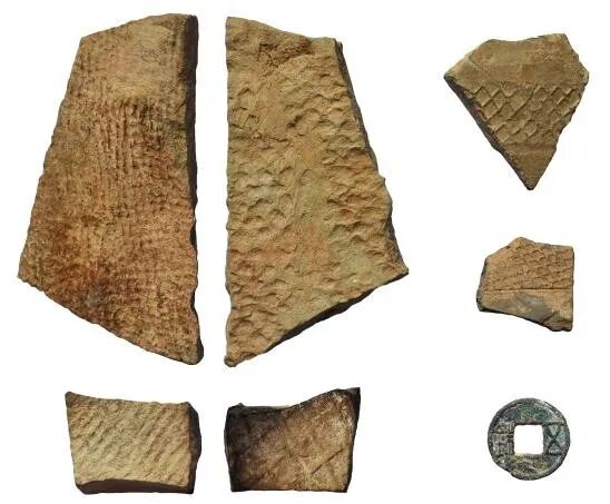 图五 附属遗址与路表采集陶瓦片、五铢钱.jpg 图五 附属遗址与路表采集陶瓦片、五铢钱.jpg