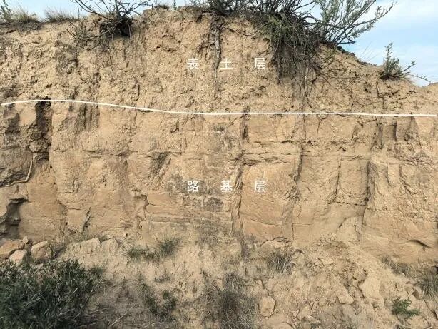 图三 夯筑路基.jpg 图三 夯筑路基.jpg