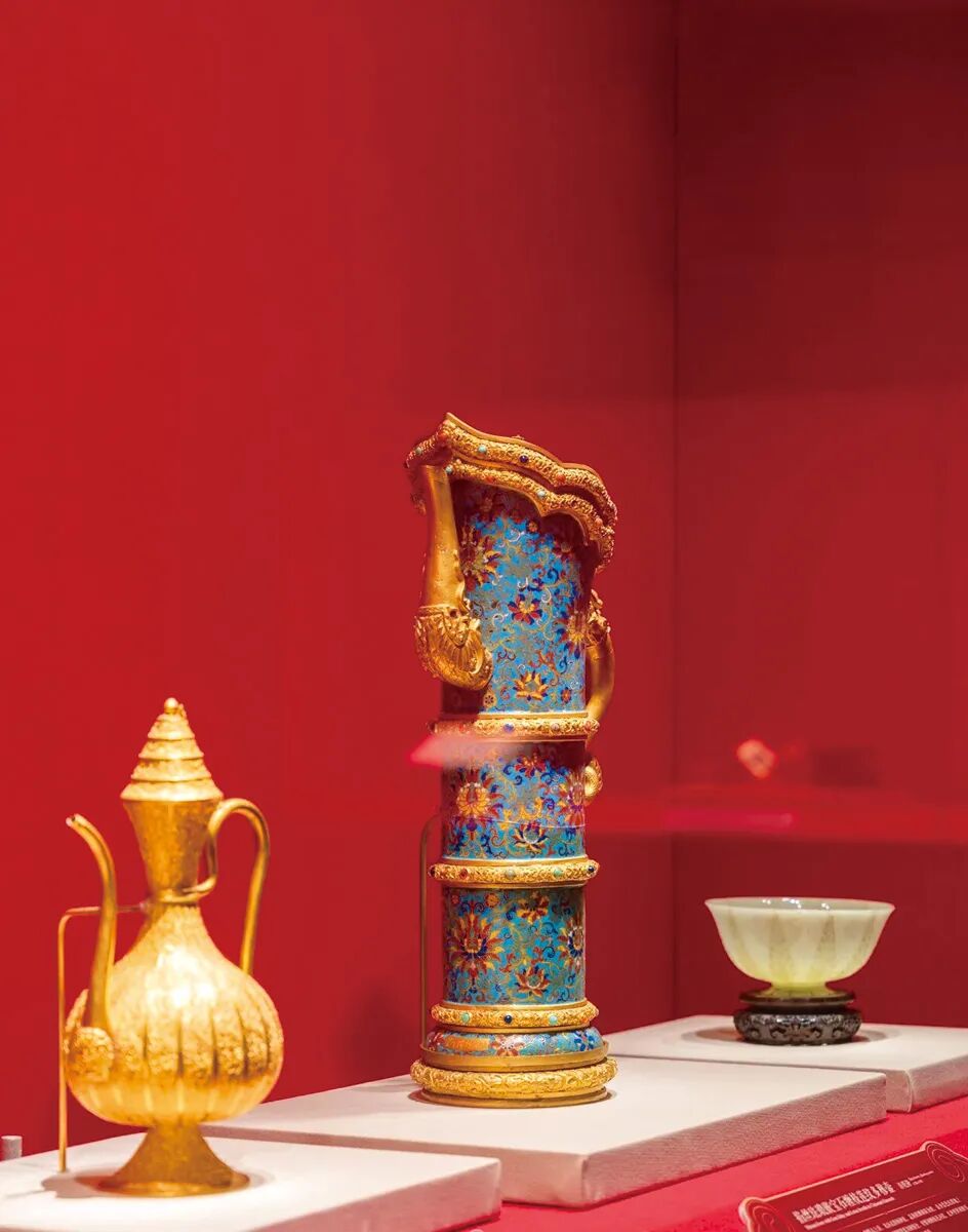 12华章共谱｜清 金錾云龙纹执壶（左）清乾隆 掐丝珐琅嵌宝石缠枝莲纹多穆壶（中）17-18世纪&nbsp;痕都斯坦青玉葵花式碗（右） 拷贝.jpg