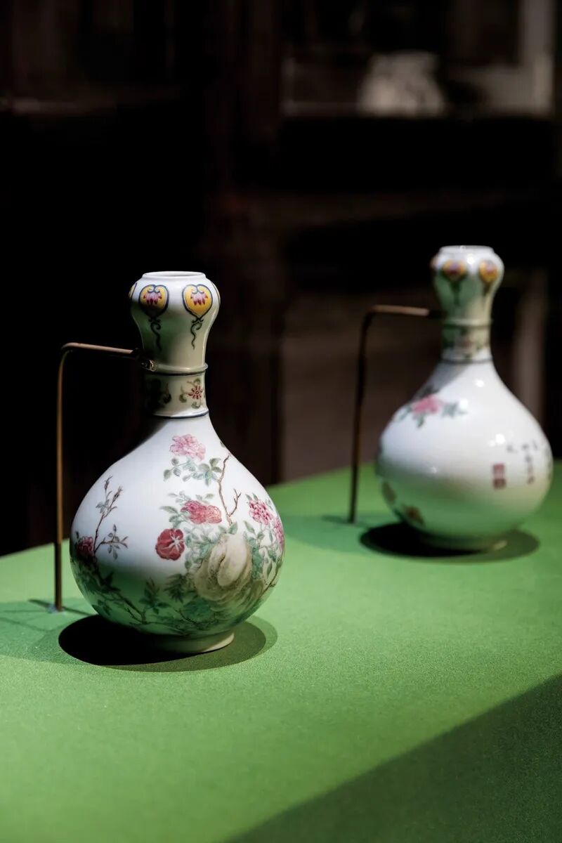 8-2乾隆款花卉纹蒜头瓶2.jpg
