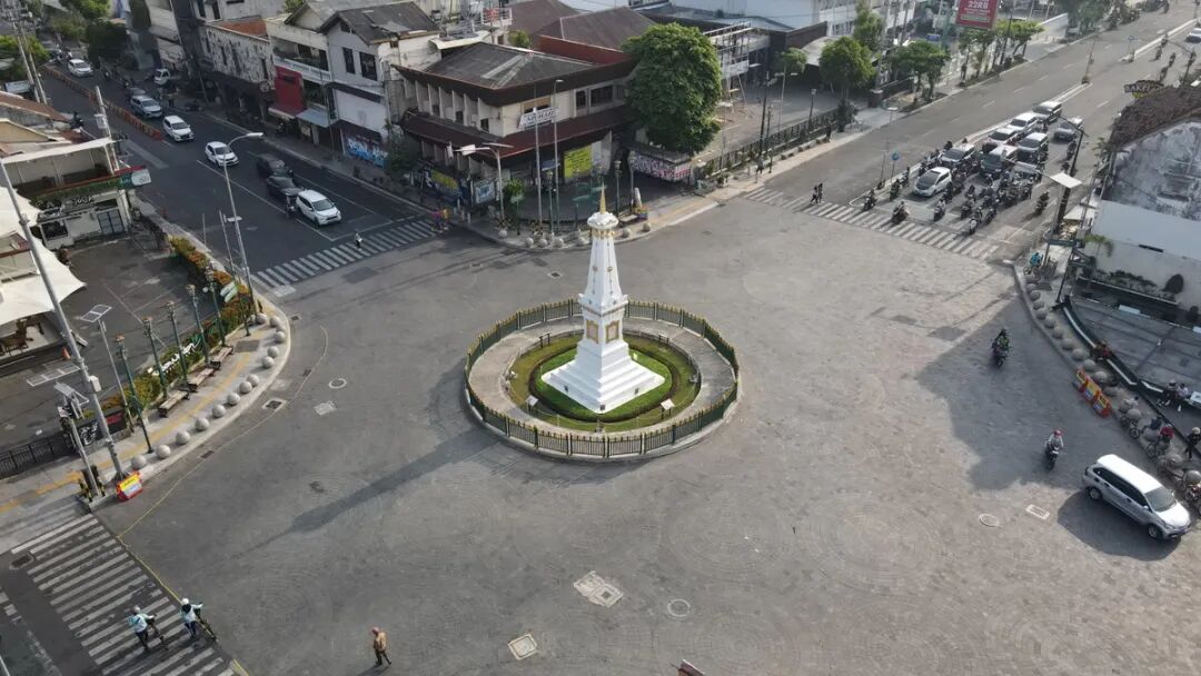 13-aerial-view-atmosphere-morning-activities-tugu-yogyakarta-landmark-historical-center-philosophical-axis-indonesia-343590036.jpg