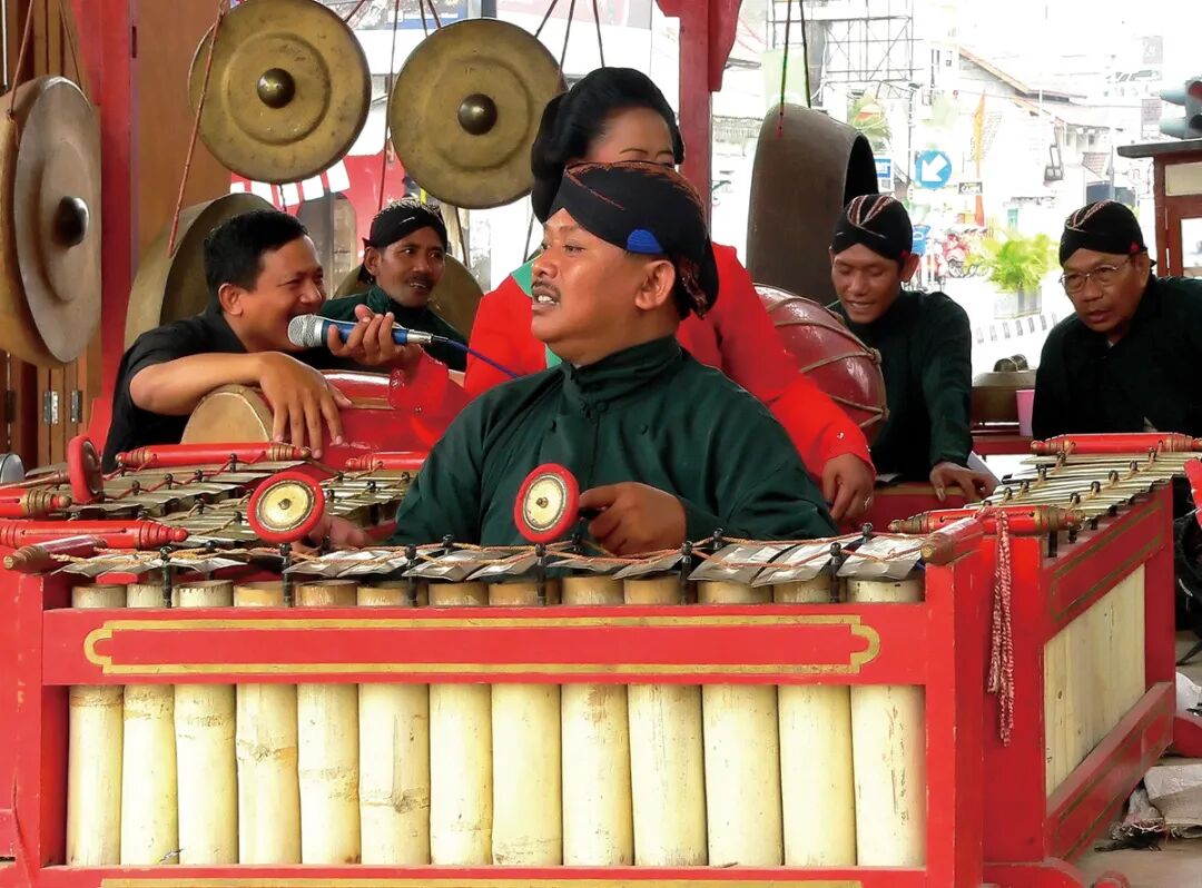 17-traditional-gamelan-players-4239194.jpg