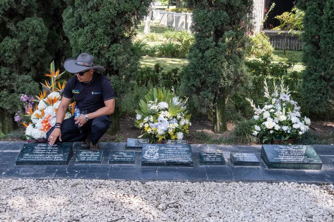 亲历7 巴勃罗家庭墓碑.jpg