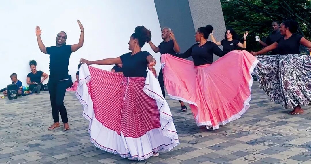 亲历6 博物馆门前广场上舞蹈.jpg