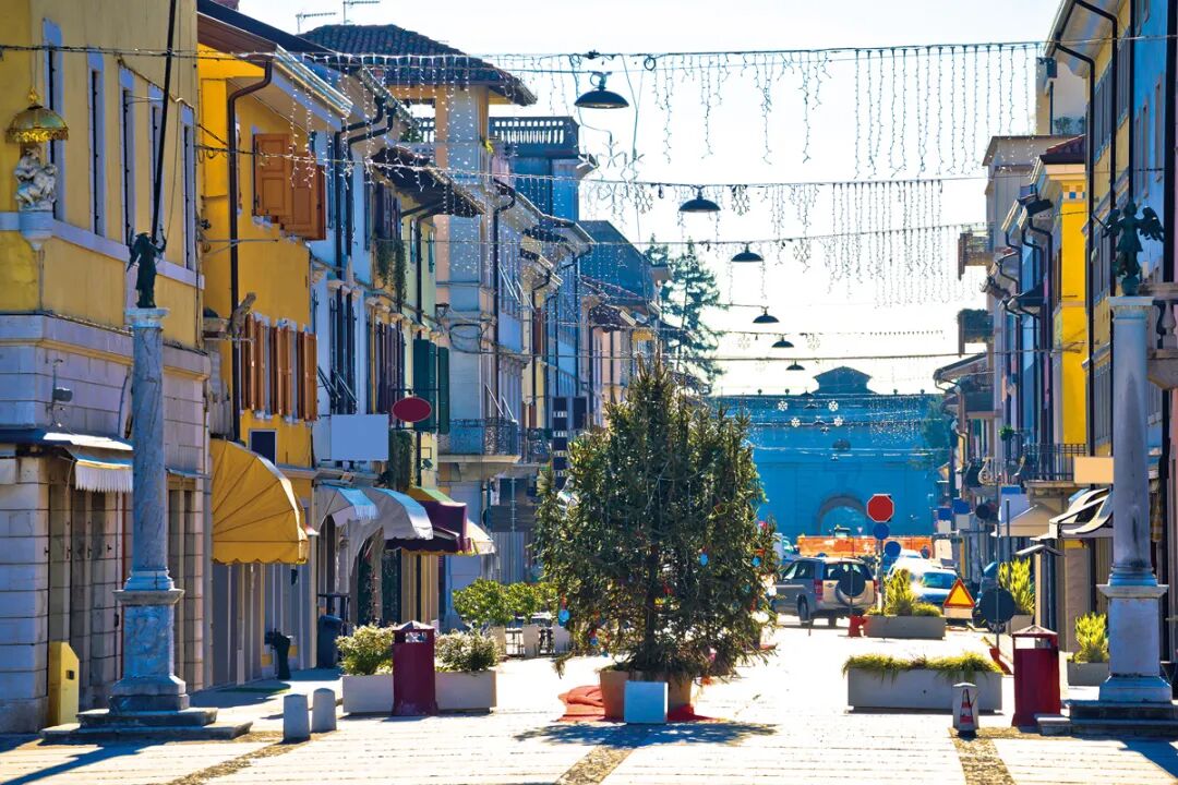 11帕尔马诺瓦彩色街道town-palmanova-colorful-street-view-friuli-venezia-giulia-region-italy-town-palmanova-colorful-street-view-99833582.jpg