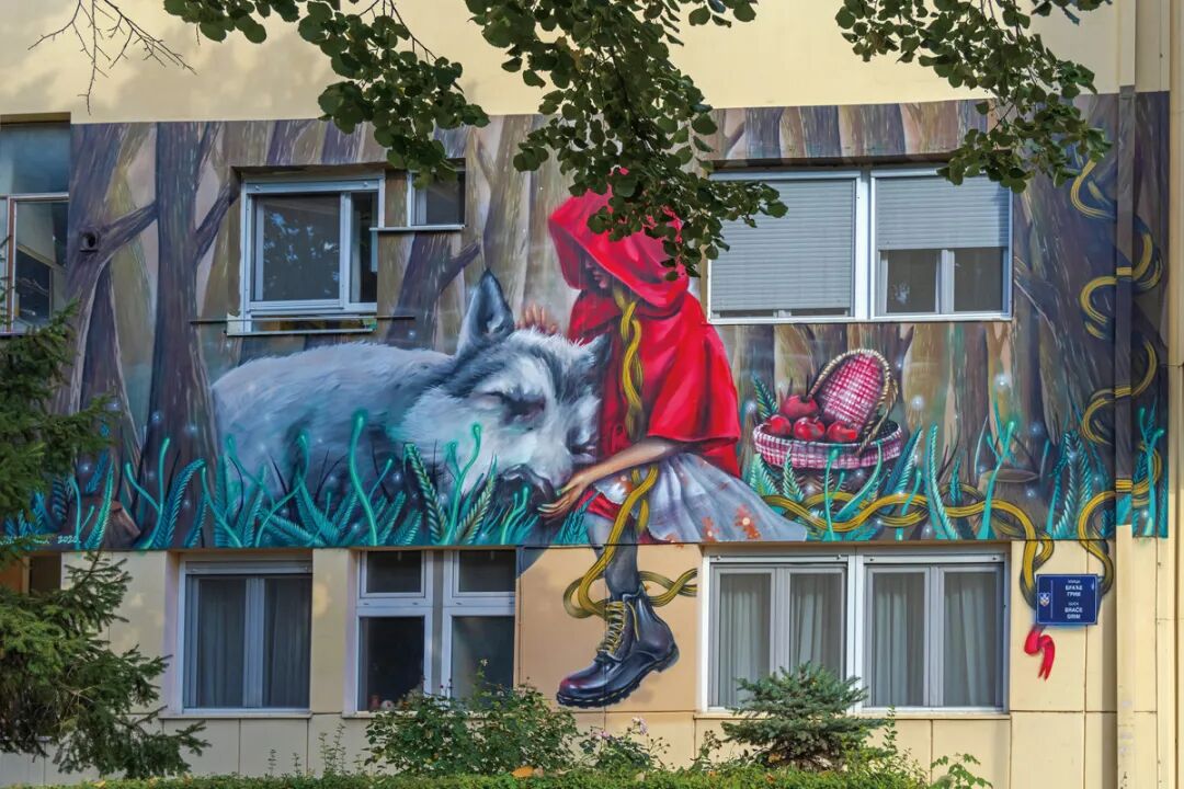 文化14 little-red-riding-hood-belgrade-serbia-september-fairy-tale-house-mural-street-name-brothers-grimm-234618011.jpg