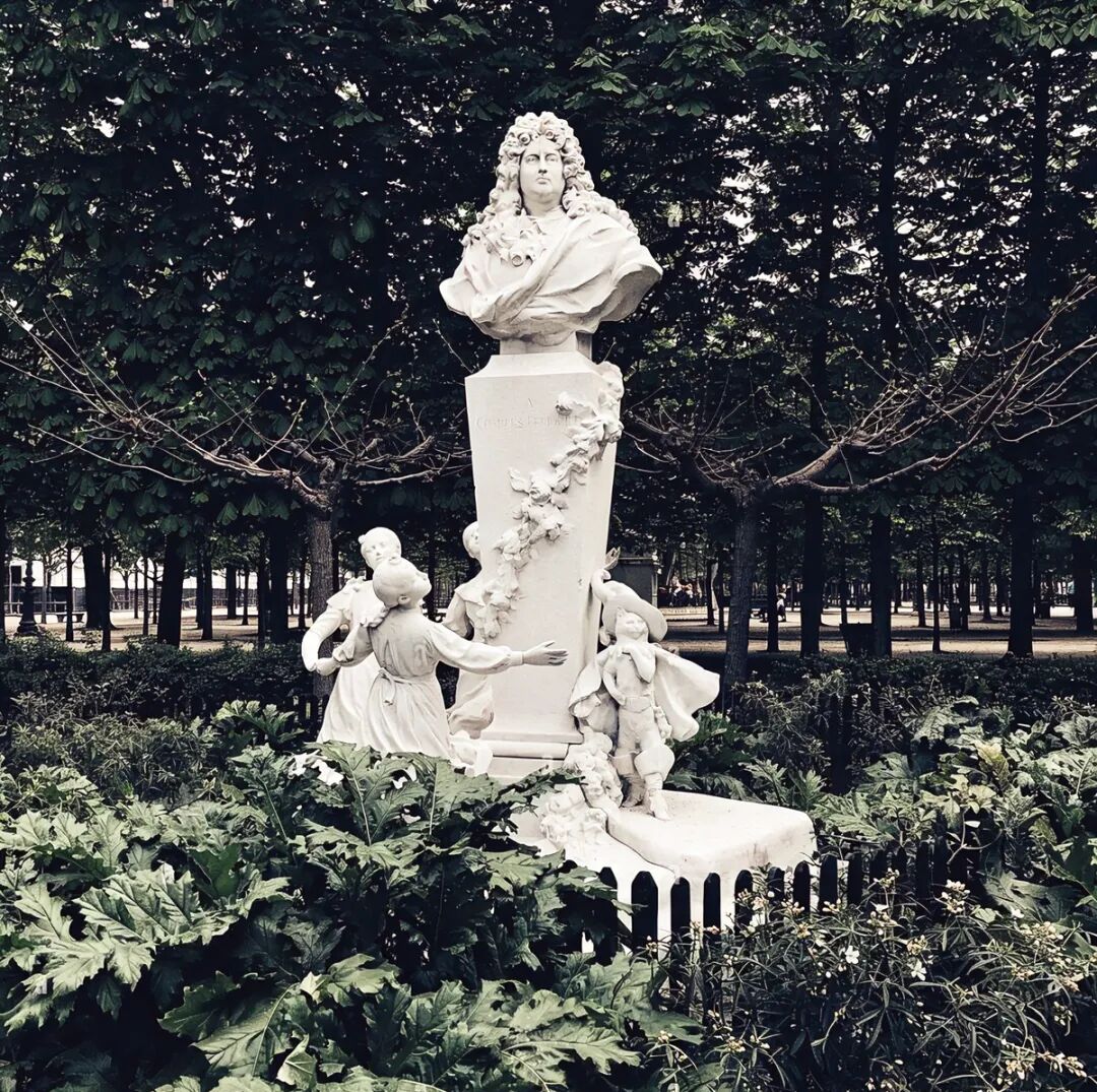 文化5 法国夏尔-佩罗雕塑monument-to-charles-perrault-sculpted-by-gabriel-pech-in-tuileries-gardens-in-paris-S2WA5X.jpg