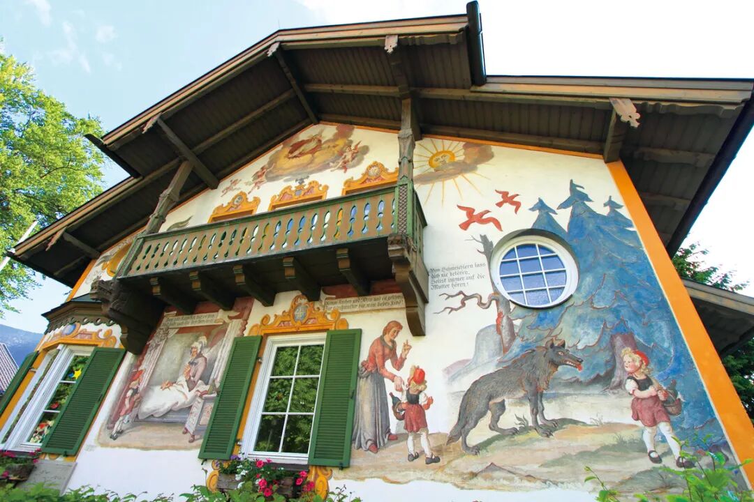文化1 Medieval painted Little Red Riding Hood House of Oberammergau in Bavaria, Germany, depicting fairy tale of Brothers Grimm-25547136.jpg