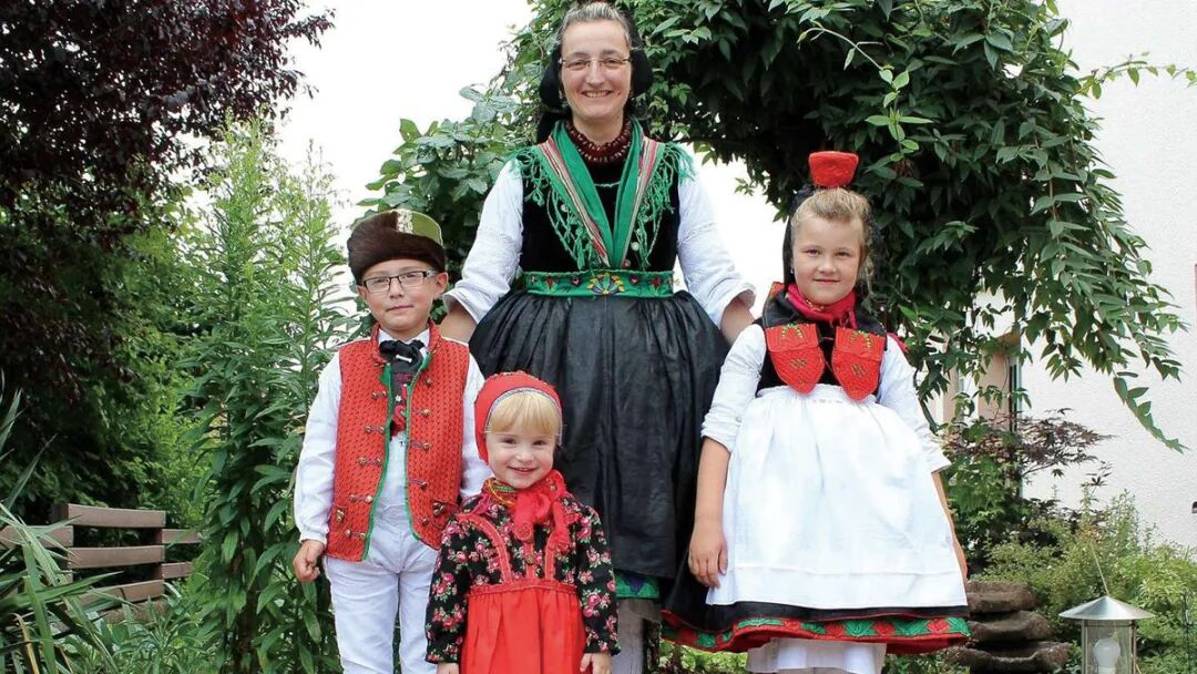 文化10 阿尔斯费尔德瓦尔姆传统服饰（Schwälmer Tracht）.jpg