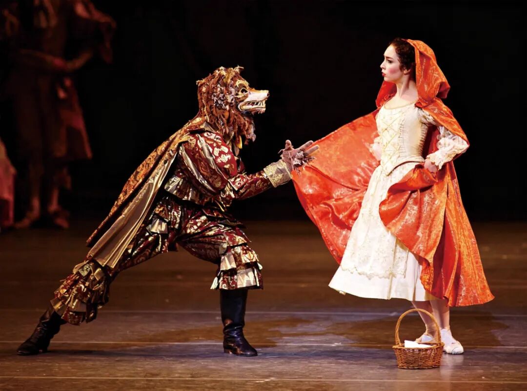 文化0 芭蕾舞剧《小红帽》ballet-dancers-performing-little-red-riding-hood-story-beijing-china-CC5HM6.jpg