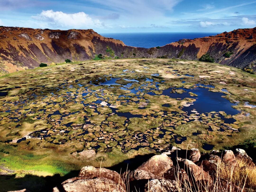 2Rano Kau火山湖-复活节岛rano-kau-extinct-volcano-crater-easter-island-rapa-nui-magic-place-pacific-ocean-188092316.jpg