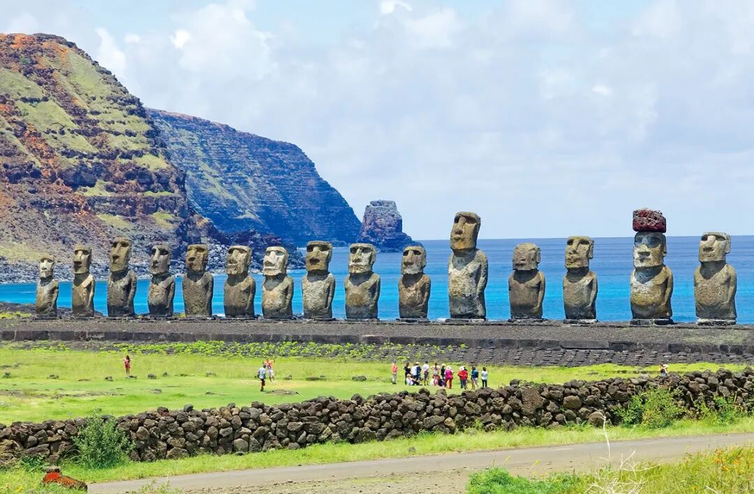 0摩艾石像tourists-front-moai-tonariki-archaeological-site-easter-island-rapa-nui-chile-easter-island-chilean-island-99030999.jpg
