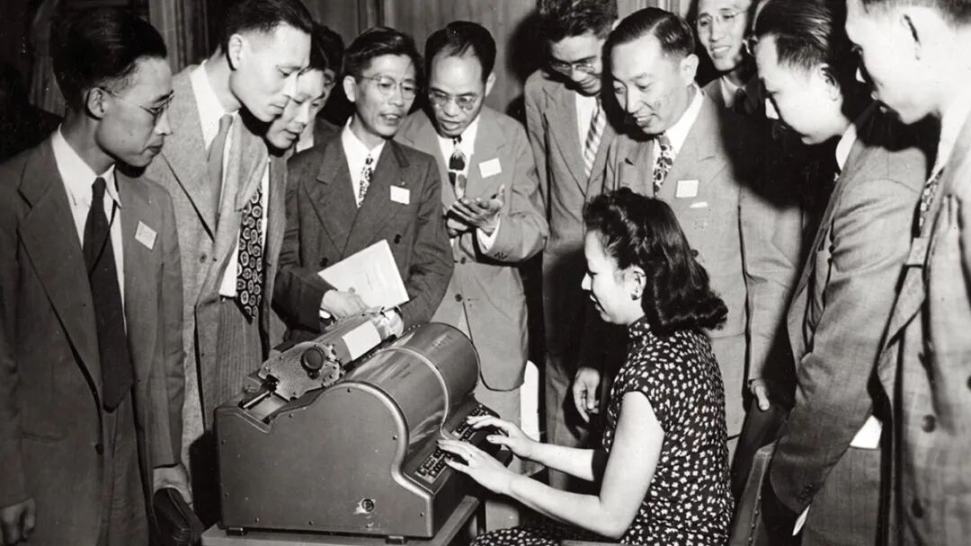 12打字员多女性-电动华文打字机在纽约首次发布 image4-1-1536x864.jpg